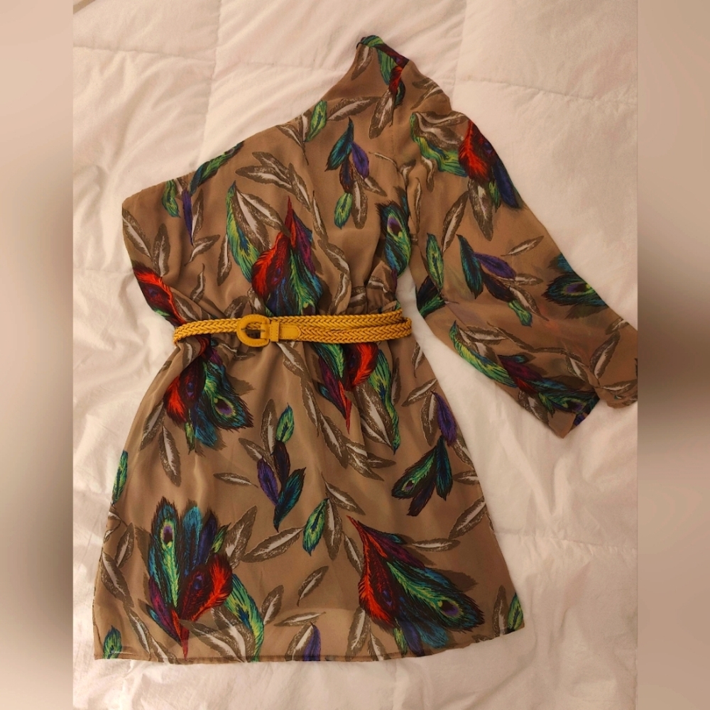 Dress with feather print
